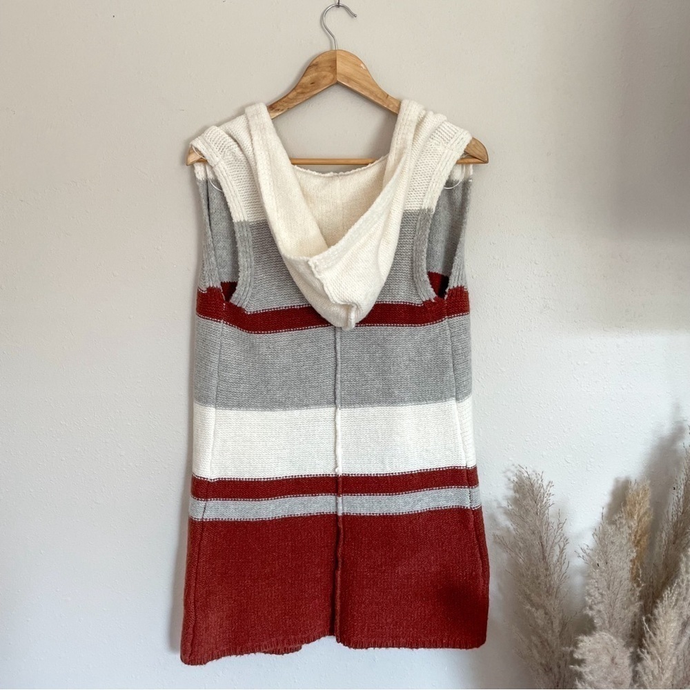 Max Studio | Cozy Fall Hooded Wool Blend Sleeveless Sweater - Picture 3 of 9